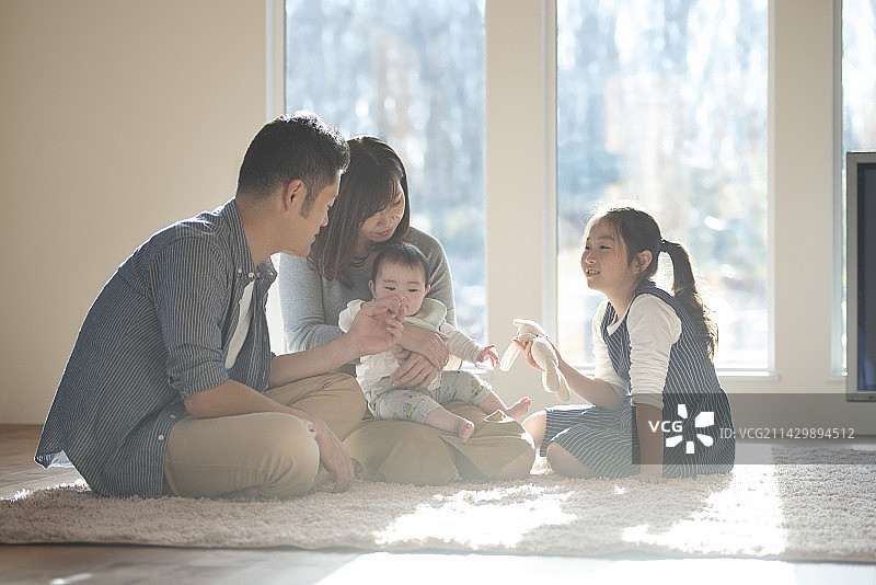 一家人围着婴儿聊天图片素材