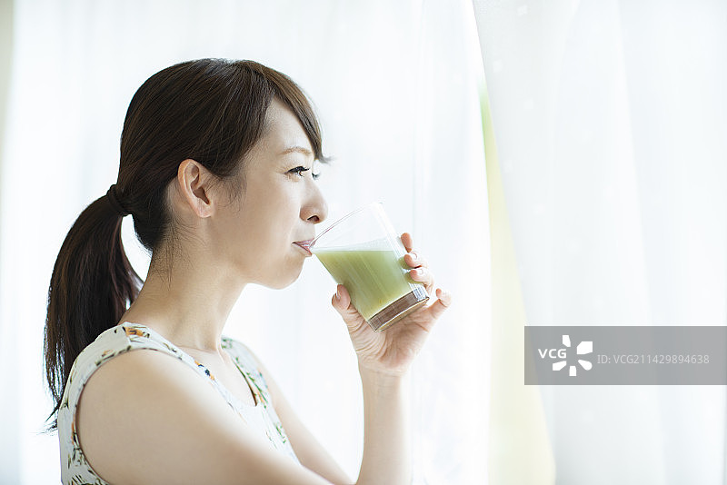 在窗边喝冰沙的女人图片素材