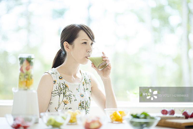 喝冰沙的女人图片素材