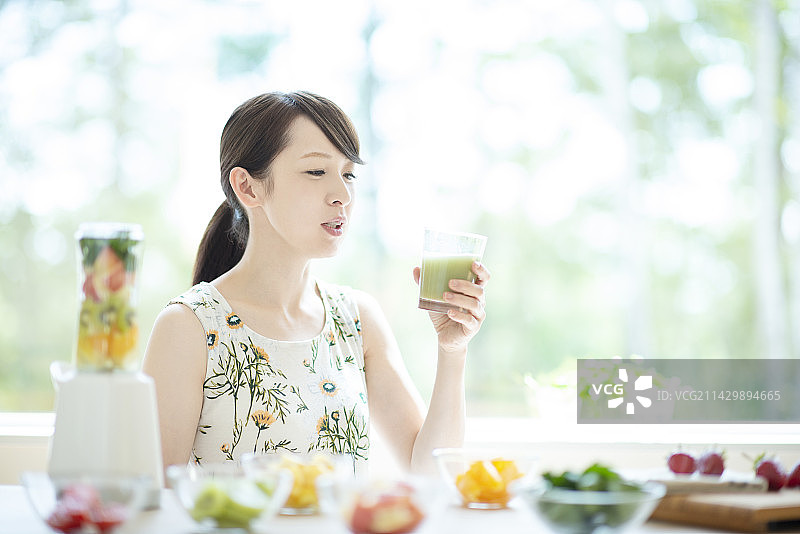 手拿冰沙的微笑女子图片素材
