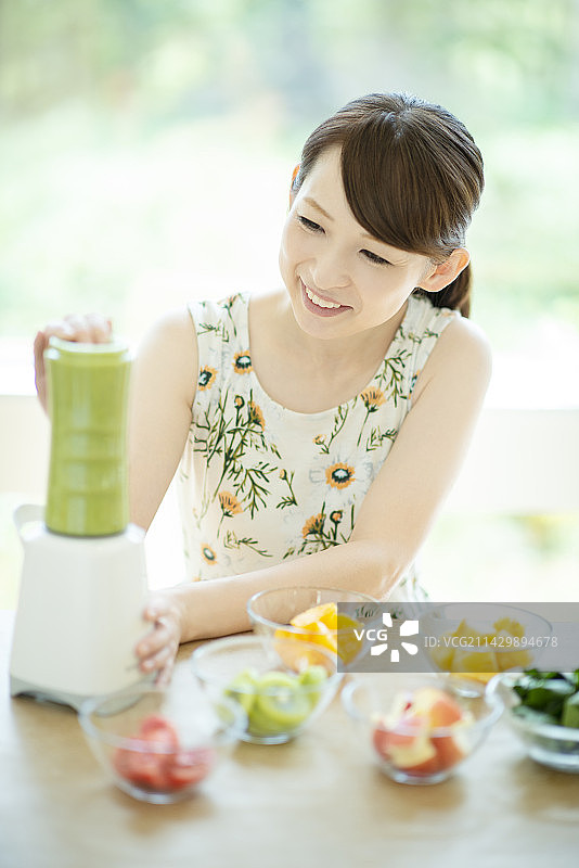 女人制作冰沙图片素材