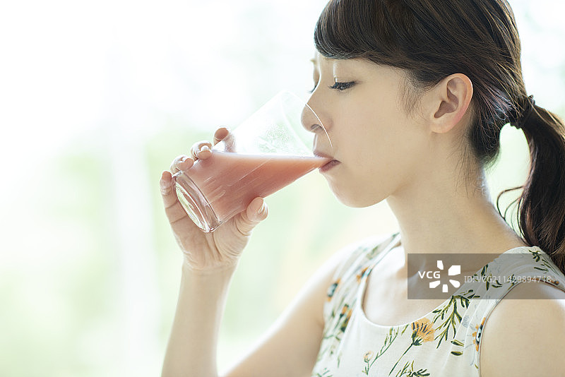 喝冰沙的女人图片素材