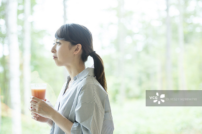 在窗边喝冰沙的女人图片素材