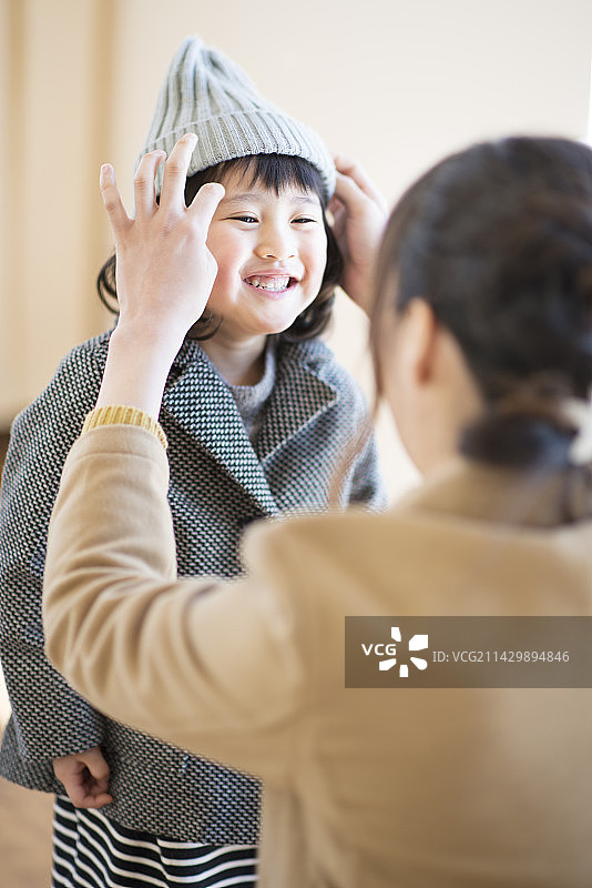 母亲为孩子准备图片素材