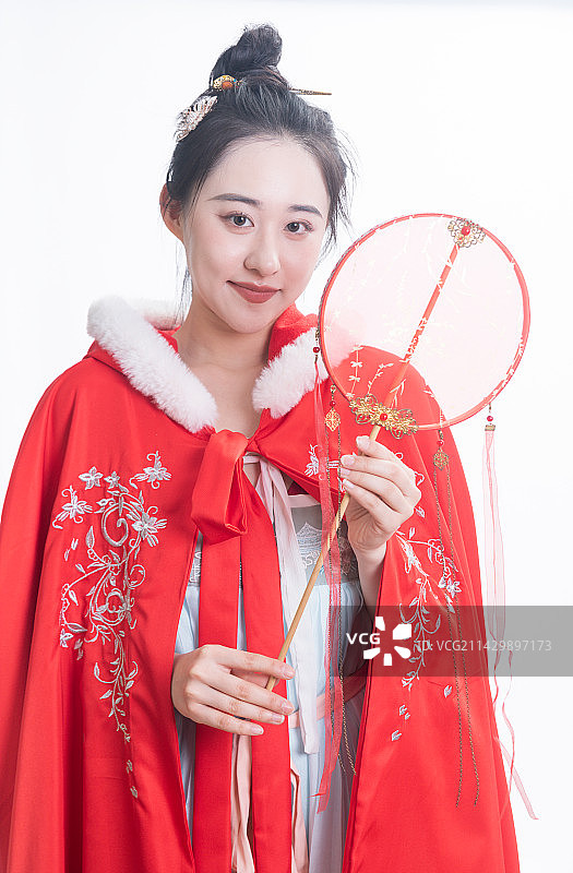 白背景前穿着汉服斗篷拿着扇子的中国女性图片素材
