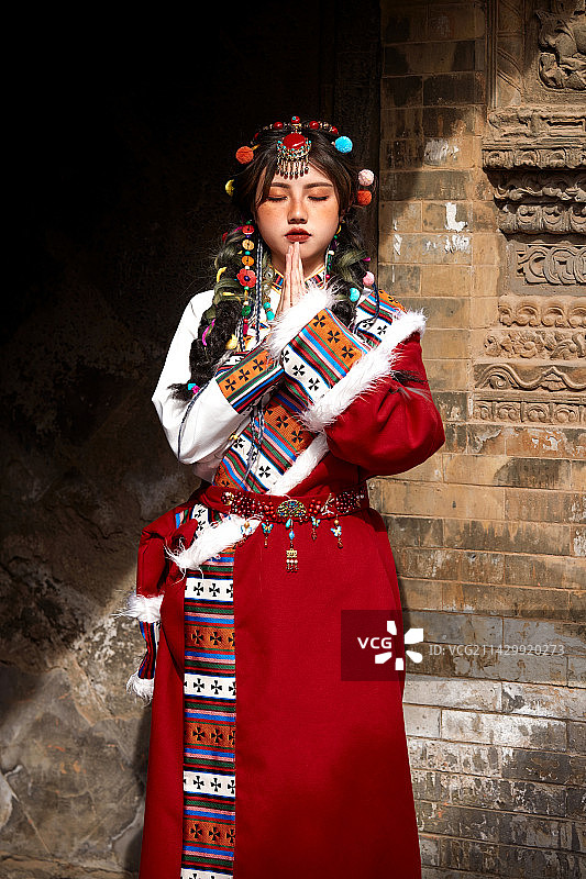 身穿藏族服饰在古城拍照的少女图片素材