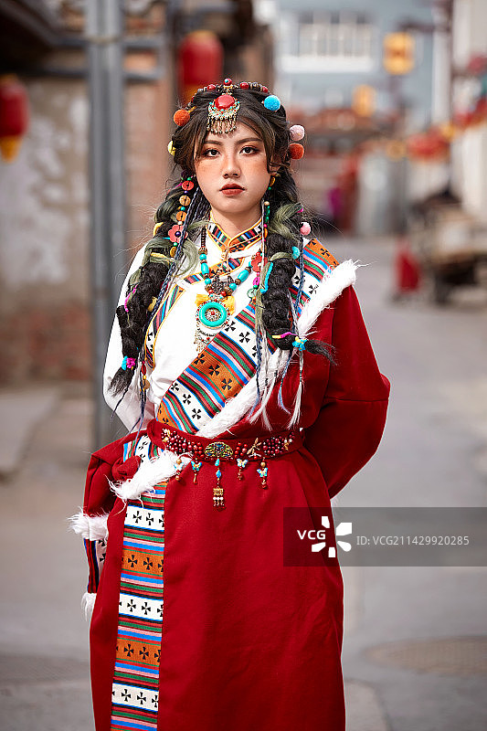 身穿藏族服饰在古城拍照的少女图片素材