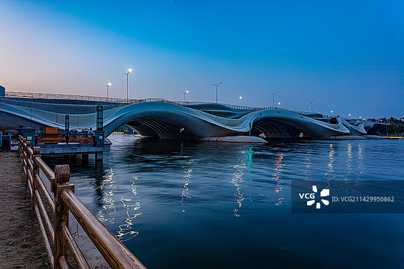 北京通州运河上千荷泻露桥图片素材