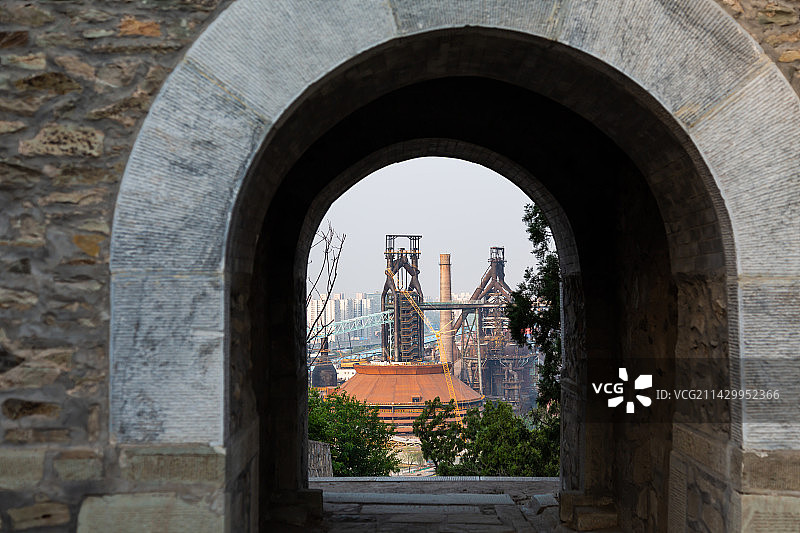 晴朗的天气，北京石景山首钢园，首钢搬迁后遗留厂房、高炉、冷却塔等工业建筑，改造成了文化创意产业园。图片素材