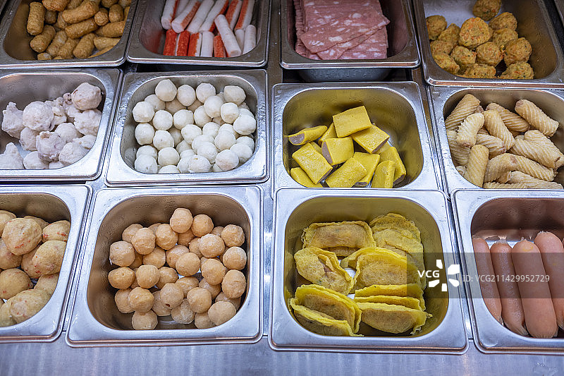 麻辣烫各种食品食物在橱柜中图片素材