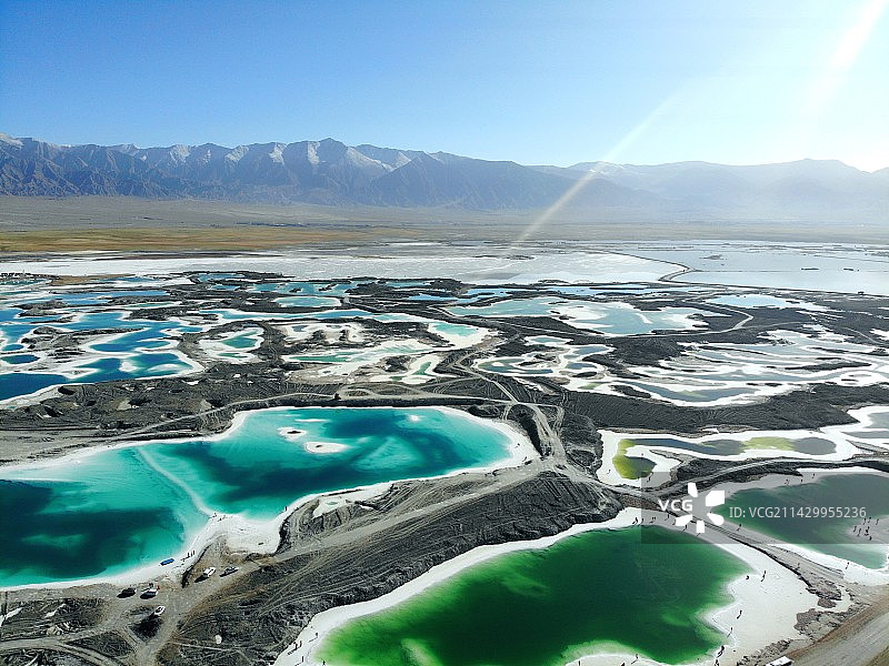 蓝天映衬下的翡翠湖图片素材