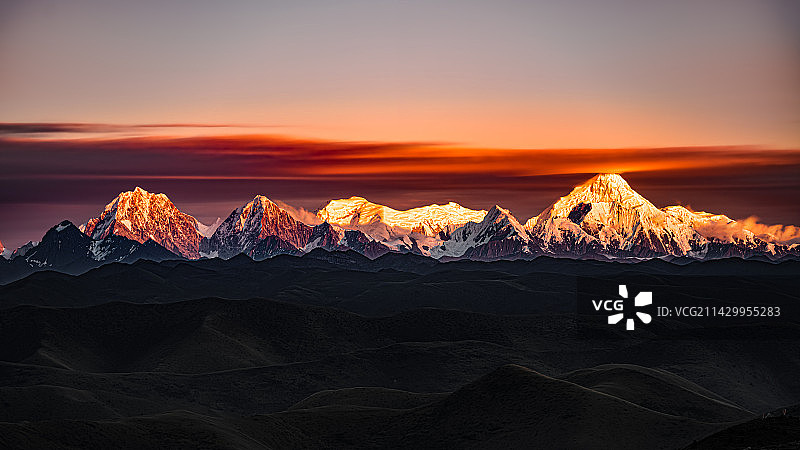 鱼子西贡嘎山日照金山图片素材