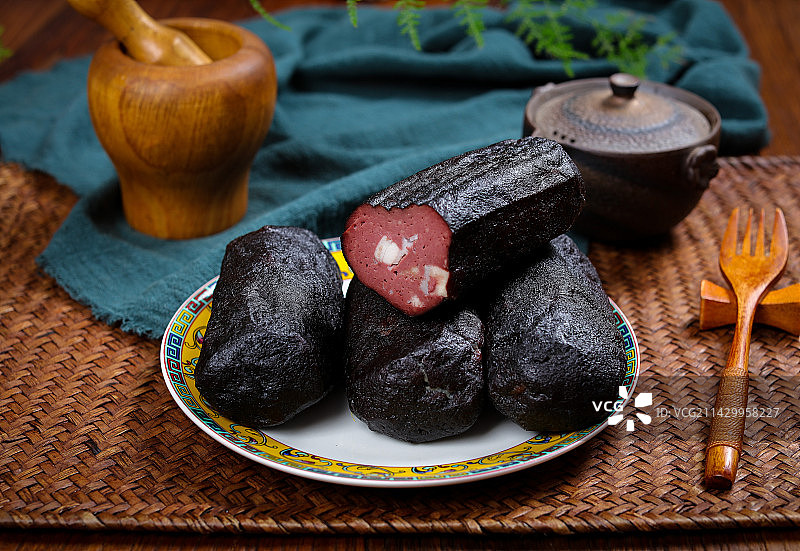 地方特产美食烟熏柴火猪血丸子图片素材