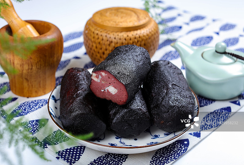 地方特产美食烟熏柴火猪血丸子图片素材