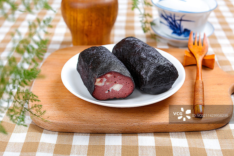 地方特产美食烟熏柴火猪血丸子图片素材