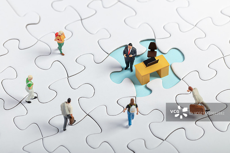 微缩创意拼图找工作的人群图片素材
