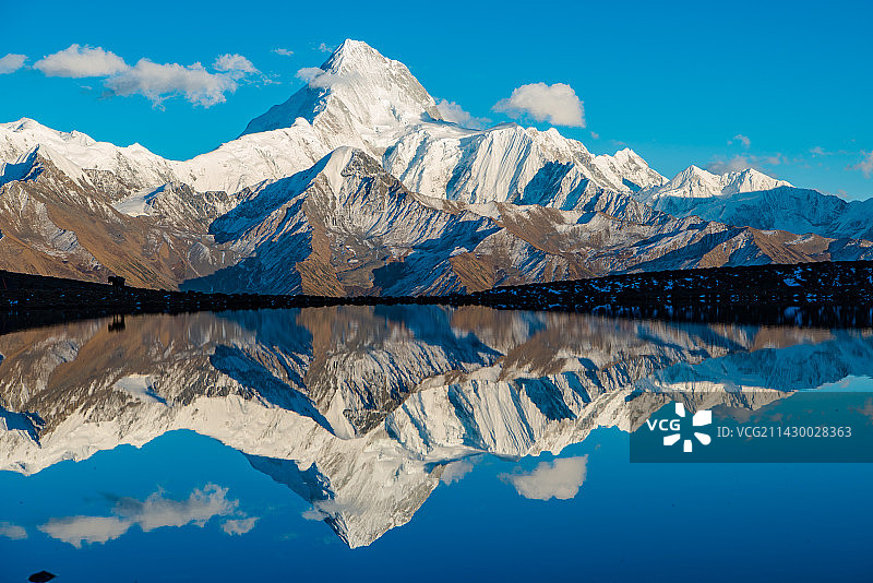 四川第一高峰贡嘎山倒影--3590图片素材
