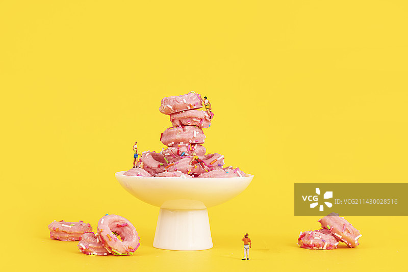 粉色甜甜圈微缩创意黄色背景图片素材