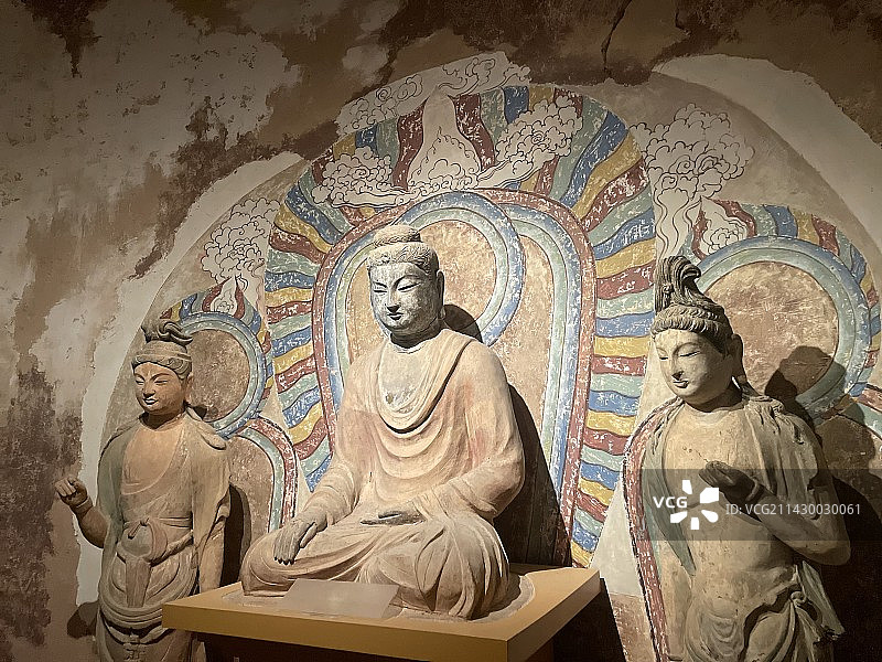 甘肃博物馆彩塑“一佛二菩萨”造像图片素材