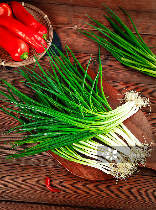 深底上的小葱图片素材