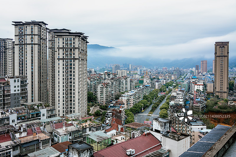 福建建瓯，雨雾弥漫的水西新区图片素材