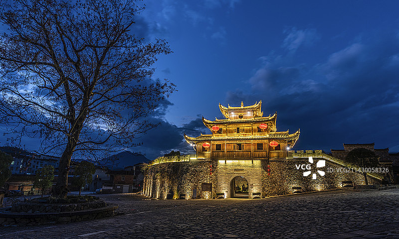 和平古镇夜色美图片素材