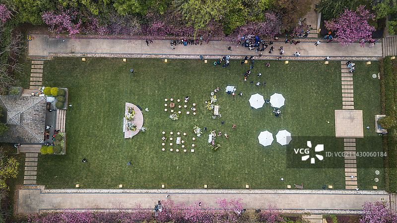 航拍俯视草坪婚礼布置现场图片素材