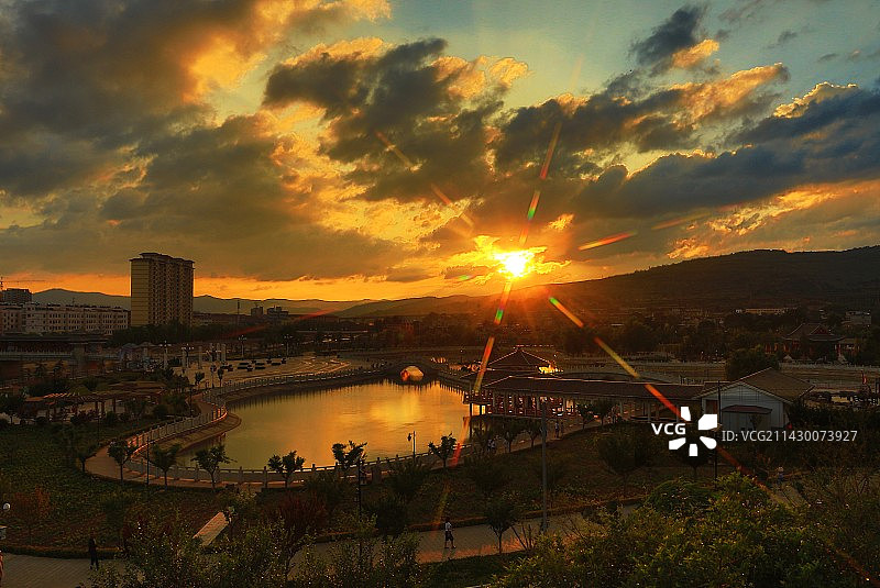 轩辕湖霞光图片素材