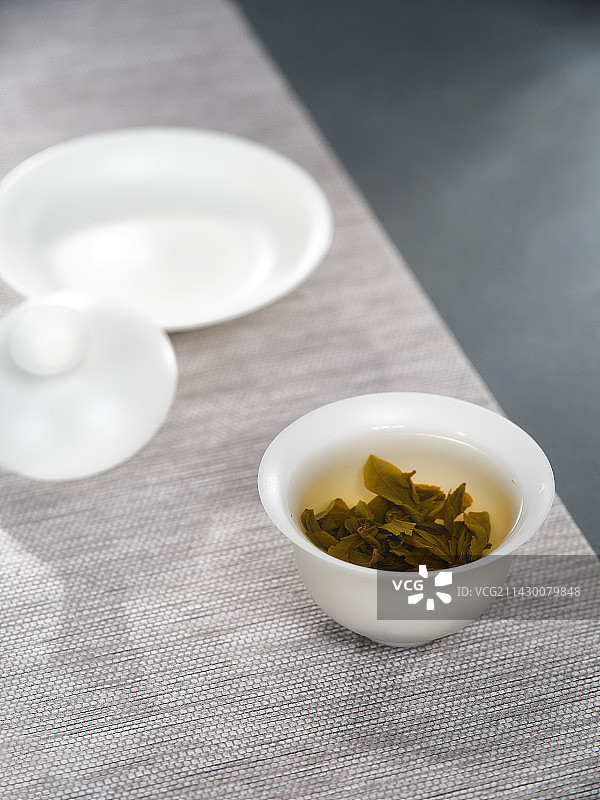 茶叶泡茶茶汤白瓷三才盖碗图片素材