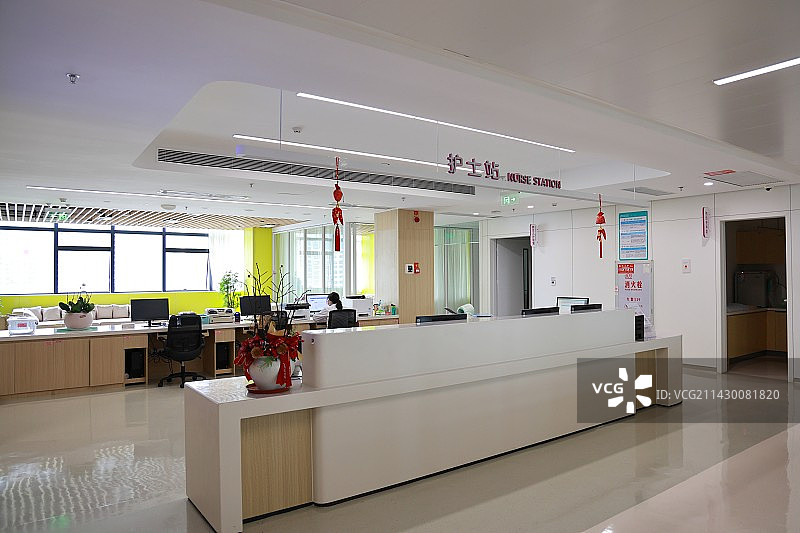 高标准建设的妇产医院内景-护士站VIP病房检查室育儿室黄疸治疗箱图片素材