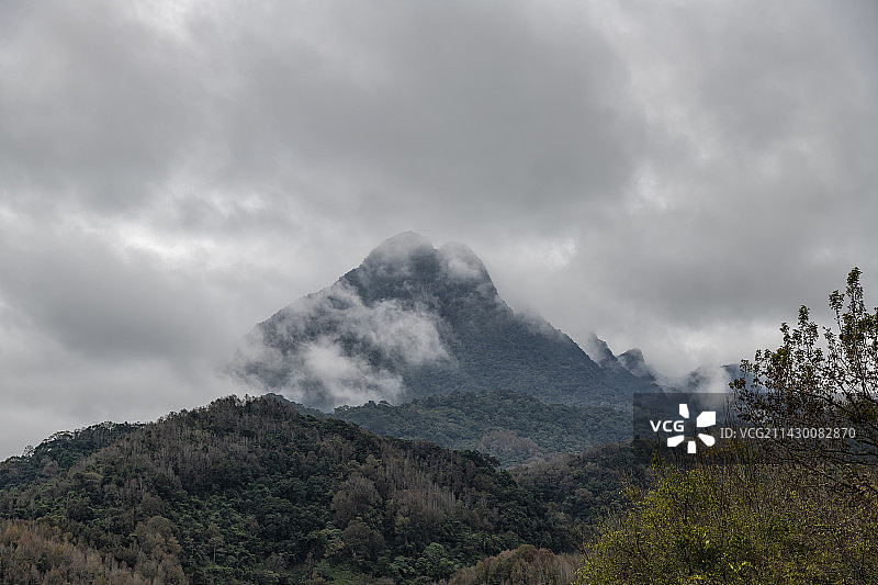 云雾缭绕五指山图片素材