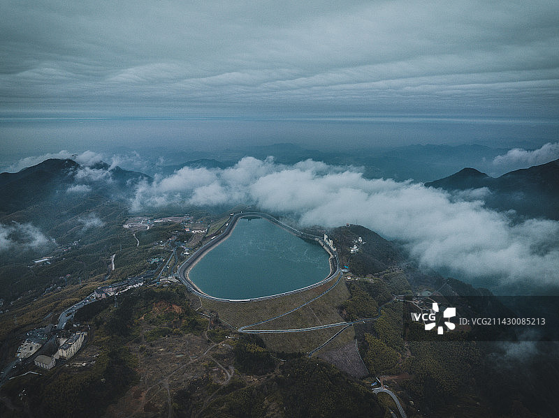 云雾中的江南天池图片素材