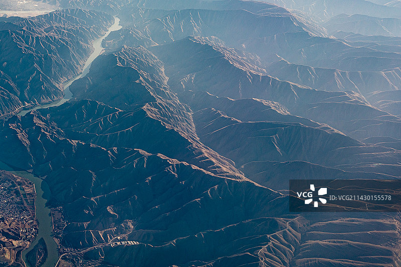飞机高空飞越航拍中国地形甘肃陕北黄土高原地貌地质图片素材