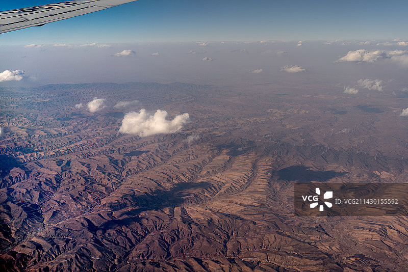 飞机高空飞越航拍中国地形甘肃陕北黄土高原地貌地质图片素材