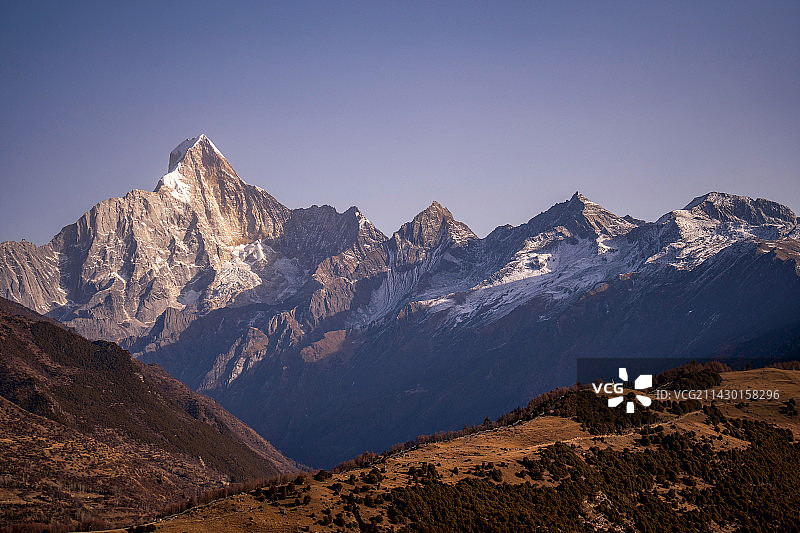 高耸的幺妹峰和她的三个姐姐️图片素材