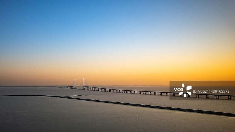 傍晚上海长江大桥风景图片素材