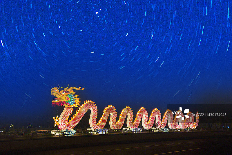 河北沧州市夜景星轨龙灯图片素材