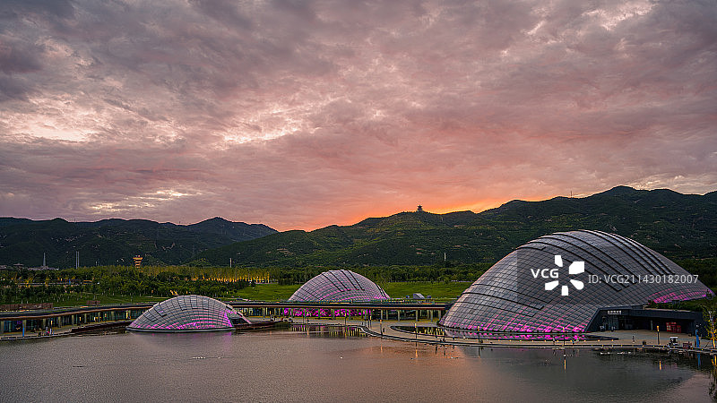 夕阳下的太原植物园图片素材