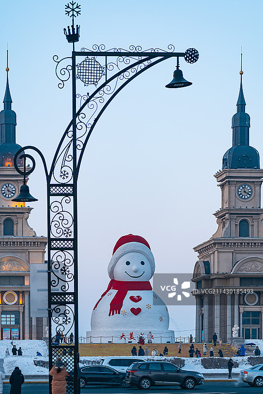 中国哈尔滨群力音乐公园音乐长廊大雪人图片素材