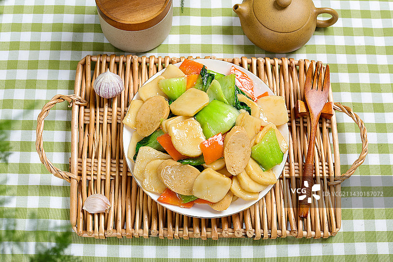 家常小炒菜肴蔬菜香肠炒年糕图片素材