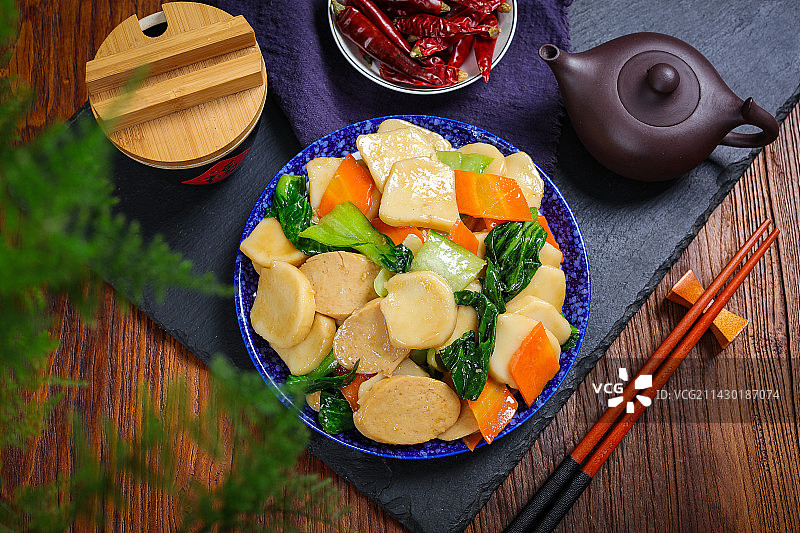 家常小炒菜肴蔬菜香肠炒年糕图片素材