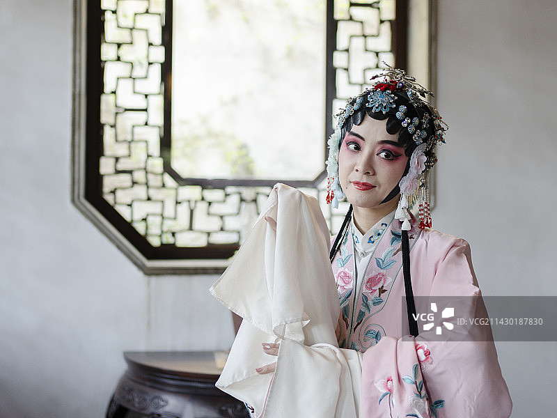 苏州园林中的昆曲演员图片素材