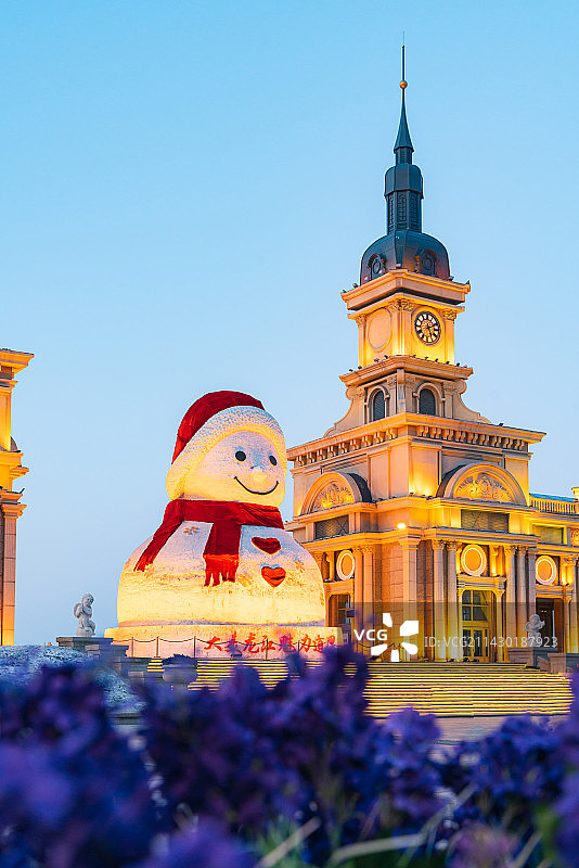 中国哈尔滨群力音乐公园音乐长廊大雪人图片素材