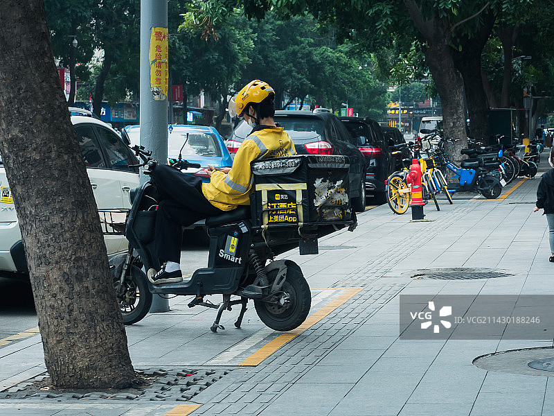 外卖员休息中图片素材