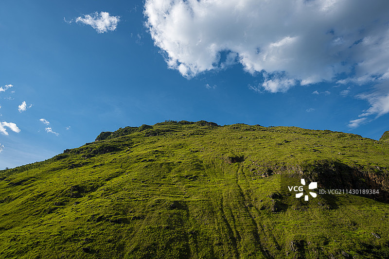 高山草甸蓝天白云图片素材