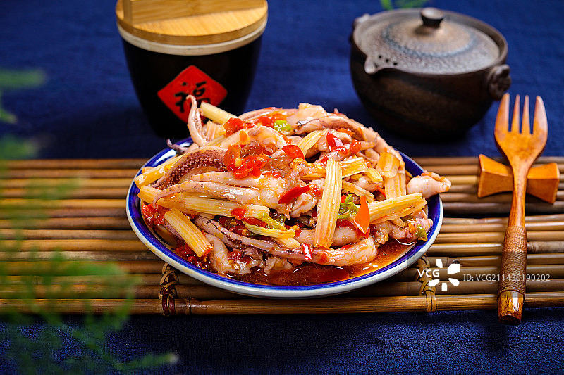 酸辣美味下酒菜剁椒酱炒鱿鱼须图片素材