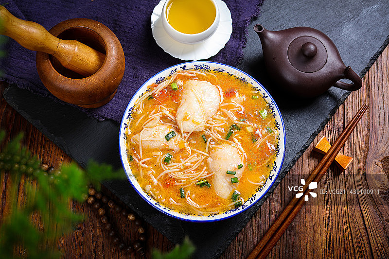 营养美味家常汤菜番茄金针菇煮巴沙鱼片图片素材