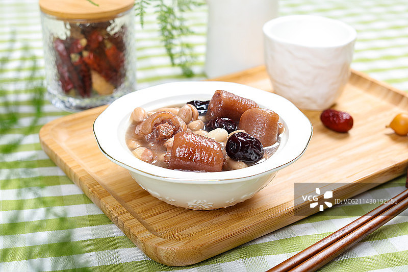 滋补美味养生汤花生炖猪尾巴汤图片素材