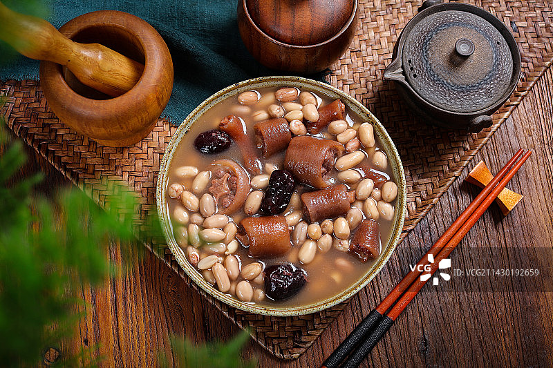 滋补美味养生汤花生炖猪尾巴汤图片素材