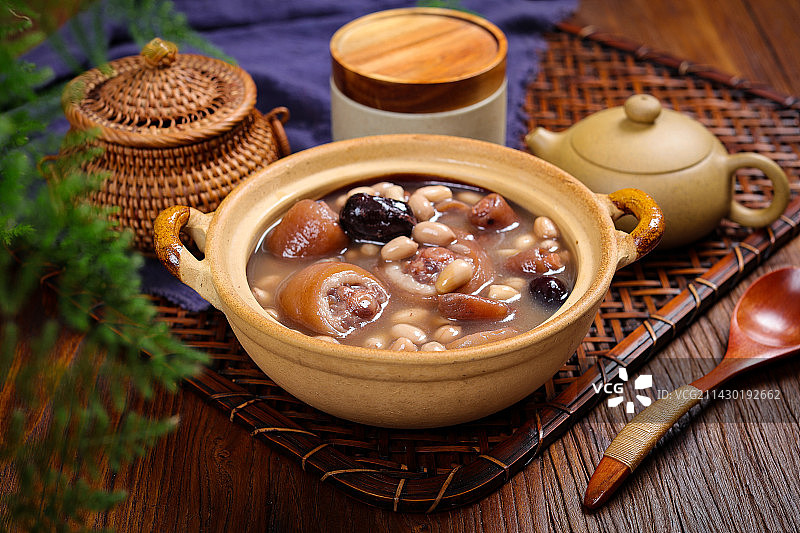 滋补美味养生汤花生炖猪尾巴汤图片素材